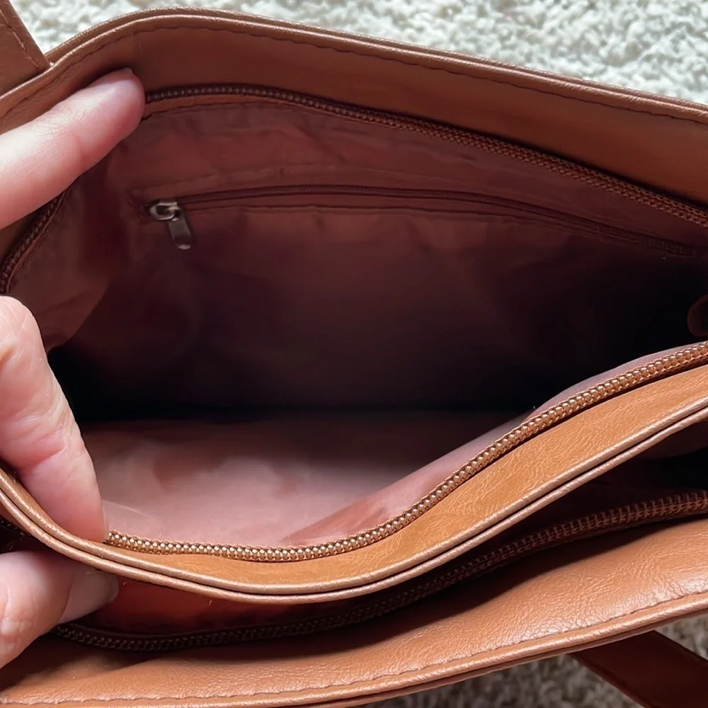 Brown purse with straps. Classic design and lots of organization.